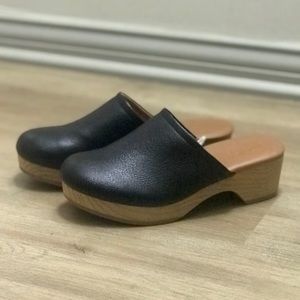 Universal Thread Black Clogs